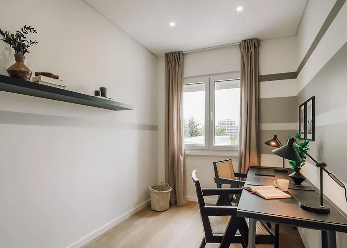 Ofir - 2 Bedrooms And Office In Alvalade Lissabon