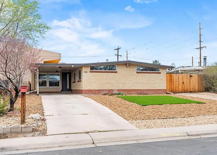 5Bed, 2Bath, 2 Kitchens, Home Office, Pet-Friendly Denver