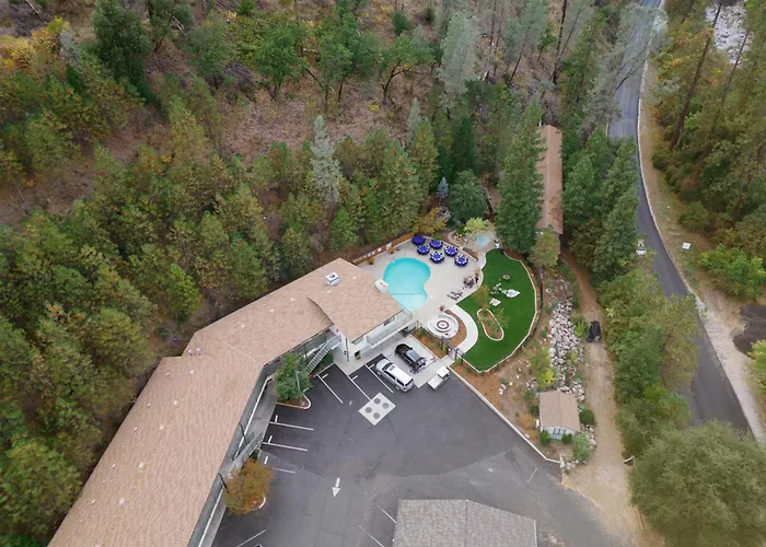 Cedar Lodge El Portal