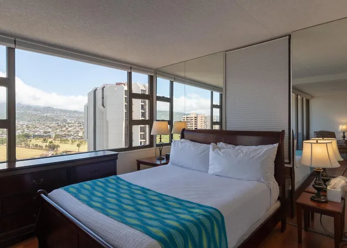 Waikiki Banyan Condo With Mountain Views Near Waikiki Beach, Free Parking Honolulu
