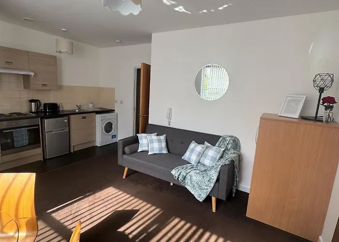 Chic Trafford Apartment, Private Underground Parking, Fast Wi-Fi, Self Check-In Anytime, 5 Mins To Old Trafford Stadium Manchester