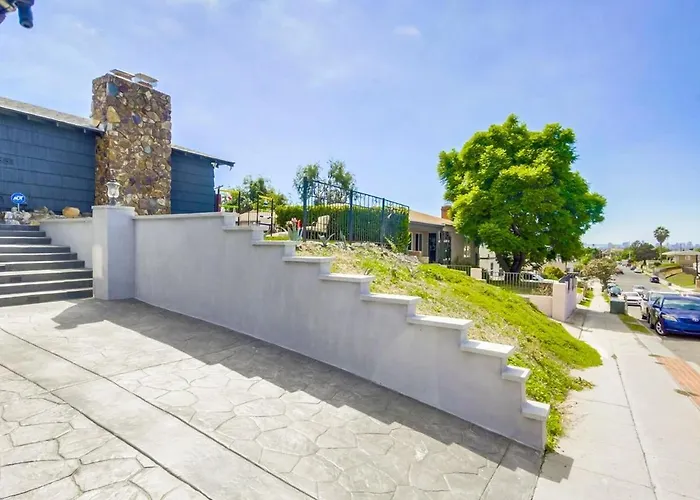 Entire Private Home With 3 Bedrooms 2 Bathrooms, Gated Yard, 100 Inch Tv, 1 Gbps Wifi, Available Now San Diego