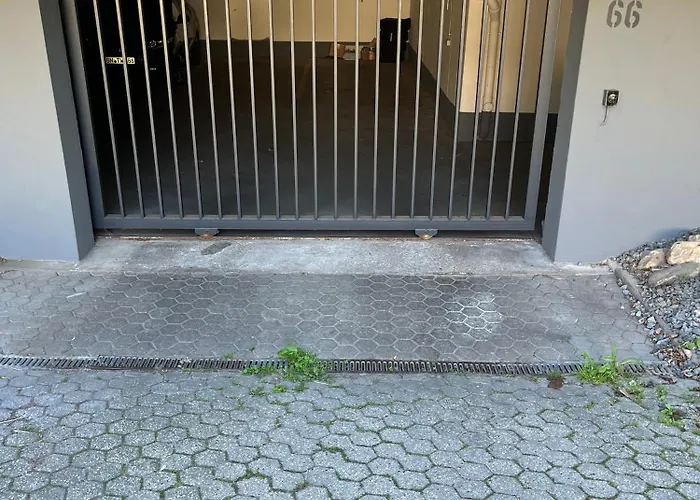 Stilvolles Apartment mit zwei Bädern Terrasse und Parkplatz nahe Rhein und Bonn Zentrum