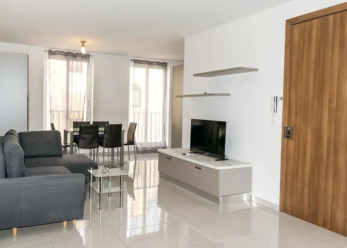 Spacious & Bright Apartment In Sliema Near Shops And Sea