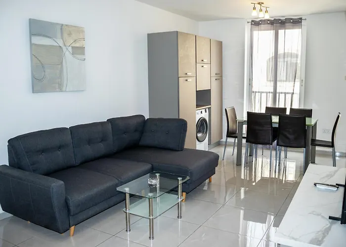 Spacious & Bright Apartment In Sliema Near Shops And Sea