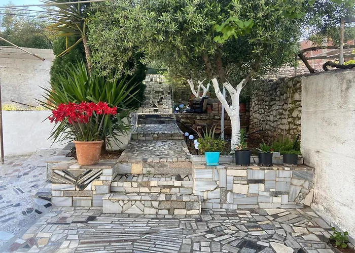 Flora'S Place Sarandë