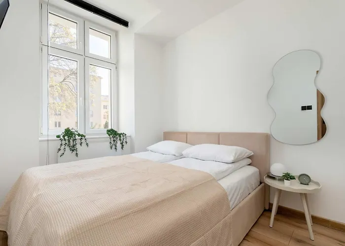 Wieckowskiego Bright Apartment In The Center Of Lodz By Noclegi Renters