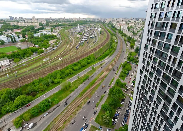 33-414 Manhattan, Beresteiskyi 11, Kyiv, Politekh Metro Nearby, Fantastic City View, 15 Kw Backup Power, Petrovdom Apartment