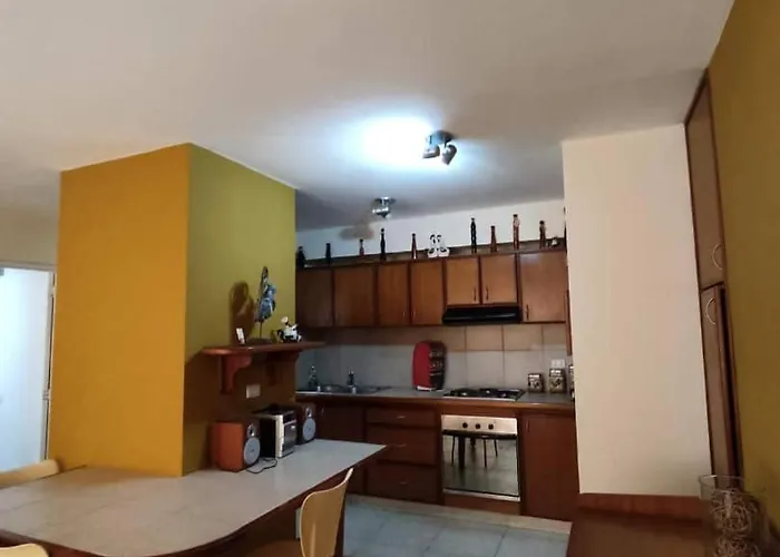 Apartamento En Edificio Los Sauces, Costa Azul Porlamar