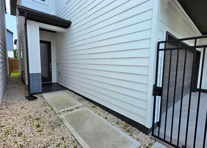 Villa Chic Affordable North Houston Getaway