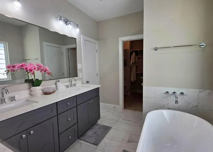 Villa Chic Affordable North Houston Getaway