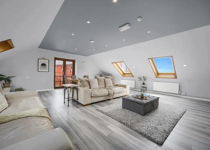 Luxury Penthouse Suite - Swansea Central - Beach