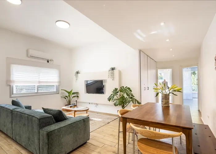 Stylish 3Br Apt W Balcony 5 Min Walk From Beach Tel Aviv-Jaffa