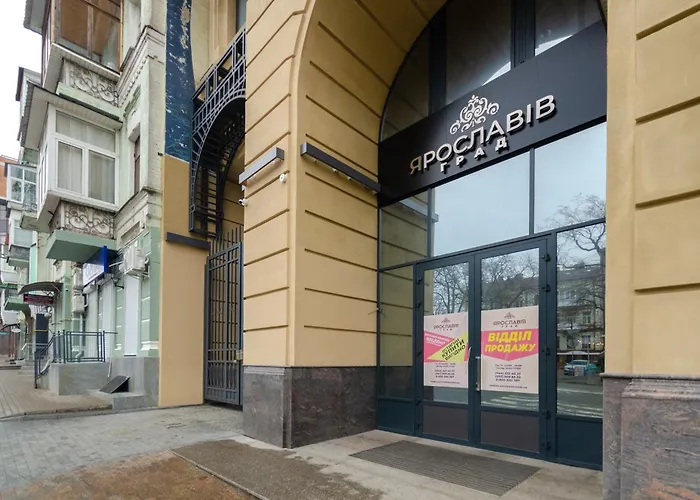 12-131A Yaroslaviv Grad, Bulvarno Kudriavska 17, Kyiv Centre, Golden Gate Metro Nearby, Panoramic City View, 15 Kw Backup Power, Petrovdom Apartment