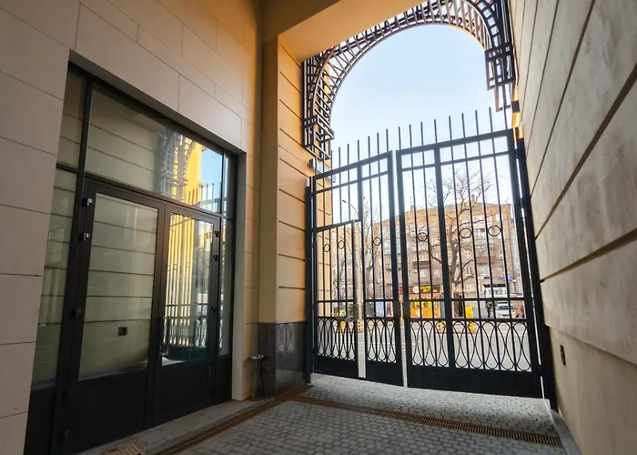 2-3A Yaroslaviv Grad, Bulvarno Kudriavska 17, Kyiv Centre, Golden Gate Metro Nearby, Stunning City View, 15 Kw Backup Power, Petrovdom Apartment