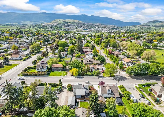 Stunning Heritage Home, Sleep 8, Hot Tub, Private Yard, Firepit Vernon