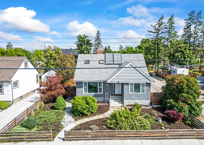 Stunning Heritage Home, Sleep 8, Hot Tub, Private Yard, Firepit Vernon