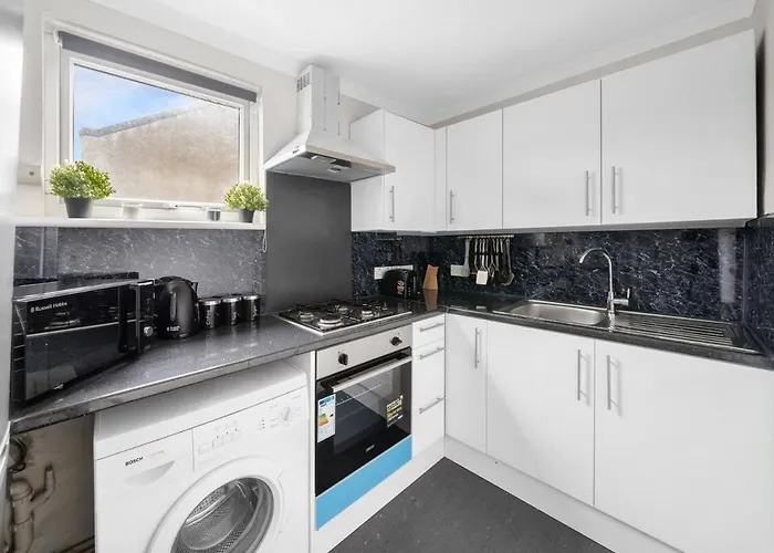 2Br Centrally Located Flat With Free Parking, Fast Wifi By Golden Service Accommodation Short Term Rental Forest Gate London