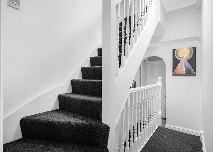 2Br Centrally Located Flat With Free Parking, Fast Wifi By Golden Service Accommodation Short Term Rental Forest Gate London