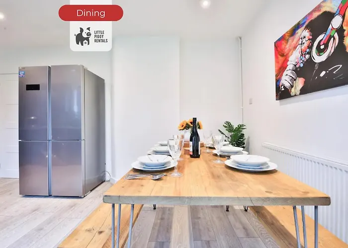3 Bedroom Home With 5 Beds, Free Parking And Wifi For Contractors And Families Bristol