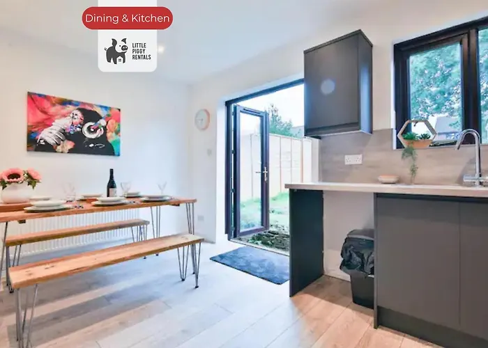 3 Bedroom Home With 5 Beds, Free Parking And Wifi For Contractors And Families Bristol