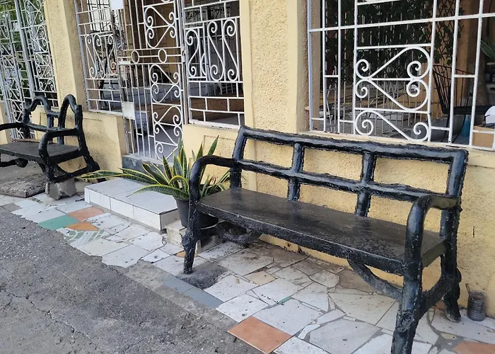 Vintage Solara Your Spacious, Central, Affordable Stay In Kingston