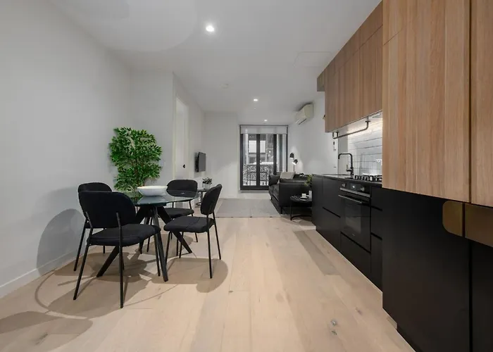 Spacious South Yarra Apt - Free Parking & Terrace Melbourne City