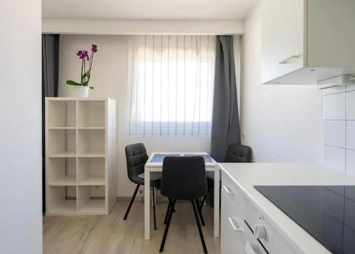 Charming Long-Term Belvedere Apartment Wien