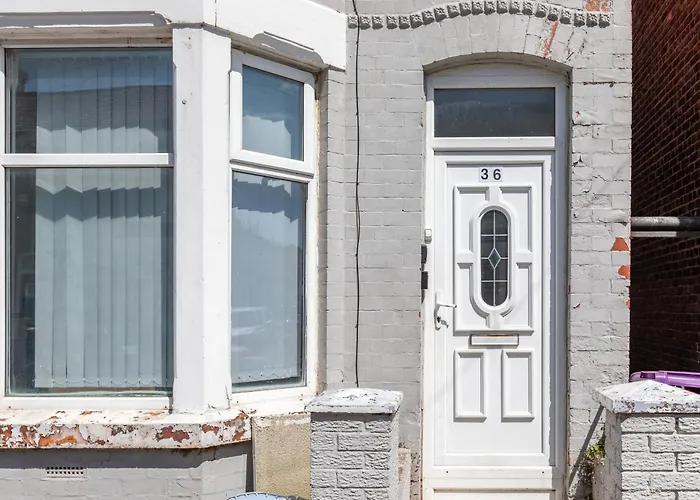 Contractors House With Parking City Area, Sleeps 8 Liverpool