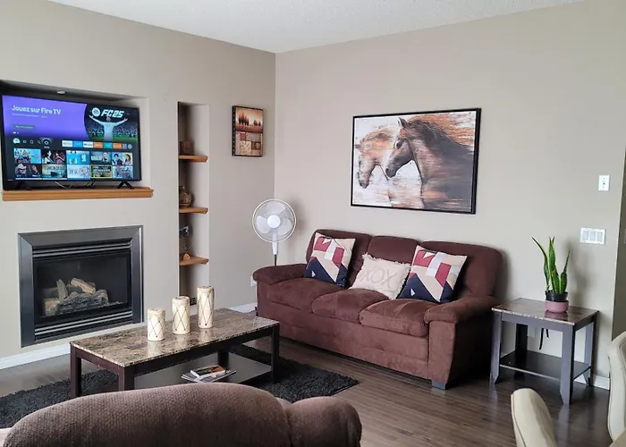 The King Place, Is A Room In A Private House, Close To Ctrain And Spruce Meadows Equestrian YYC