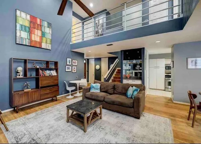 Spacious And Stylish Home By The Galleria Houston