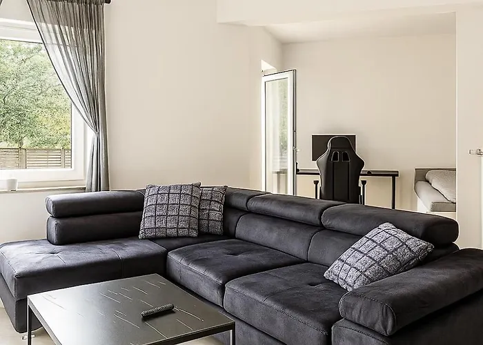 Stilvolles Apartment mit zwei Bädern Terrasse und Parkplatz nahe Rhein und Bonn Zentrum