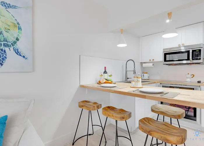 Spacious Apt 2 Blocks To Beach And Collins Park Miami Beach