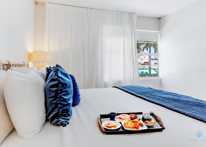 Spacious Apt 2 Blocks To Beach And Collins Park Miami Beach