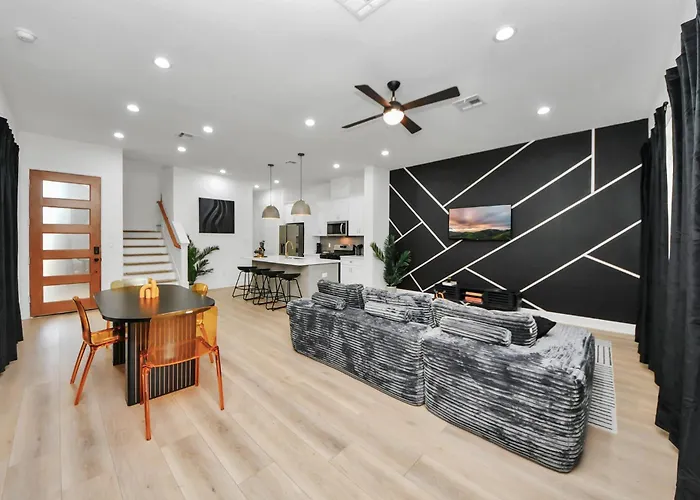 Villa Stylish & Cozy Mins To Downtown With Backyard Houston