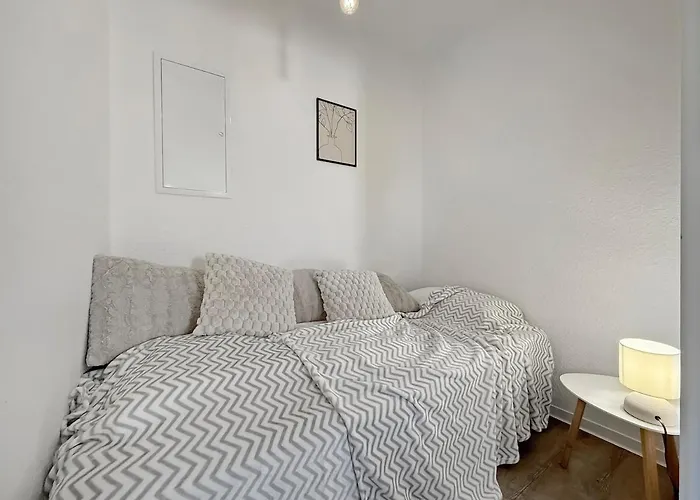 Cozy And Centrally Located In List Hannover 2 Beds And Kitchen