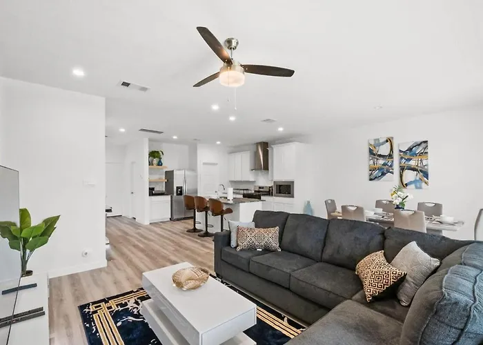 Stunning Luxury 3 Bedroom Home Houston