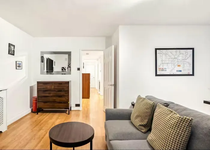 Zone 1 - Spacious 1 Bed Flat Sleeps 4 London