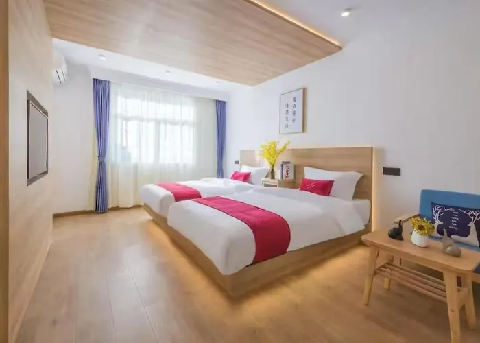 Dali Ancient Town Center White Day Youth Hotel