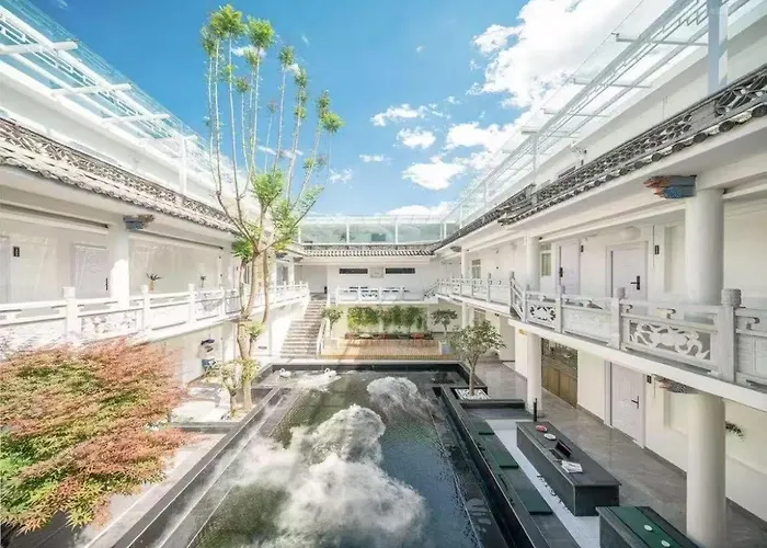 Dali Ancient Town Center White Day Youth Hotel