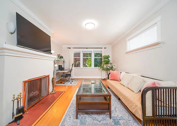 Charming 3Br Home Near Ubc With Parking & Backyard Vancouver