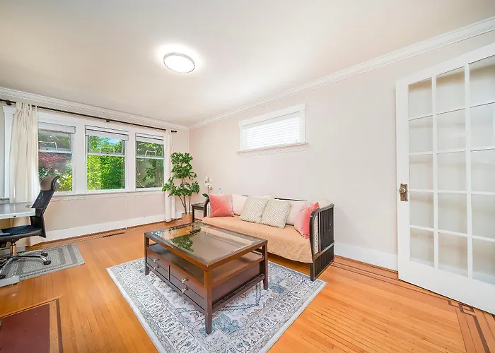 Charming 3Br Home Near Ubc With Parking & Backyard Vancouver
