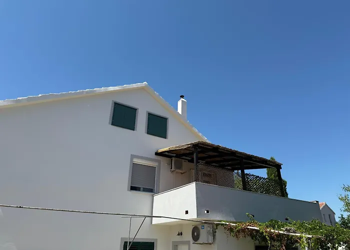 Spacious Two-Bedroom Family Apartment With Terrace & Free Parking Murter