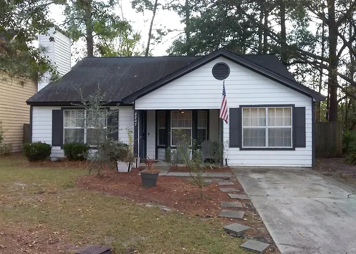 Fenced Yard, Fire Pit & Bbq Grill Near Lake Mayer Savannah