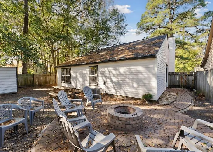 Fenced Yard, Fire Pit & Bbq Grill Near Lake Mayer Savannah