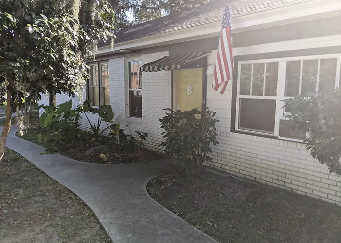 Historic Studio & Pool Under Spanish Moss Oaks Savannah