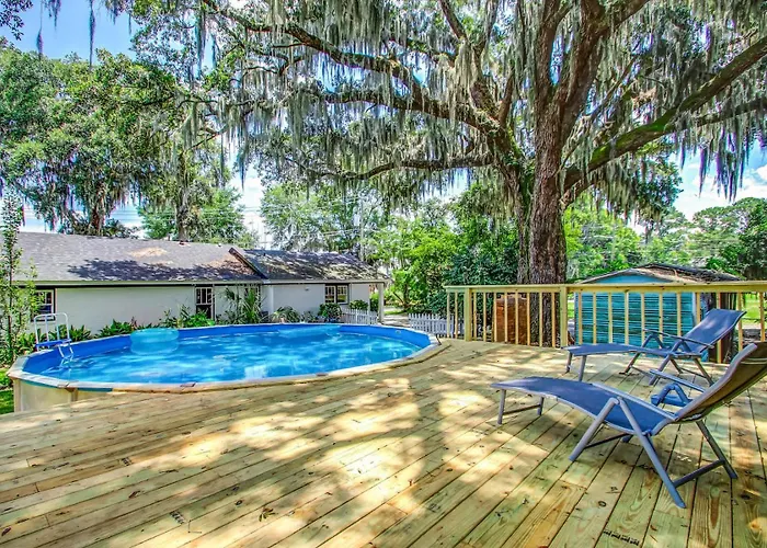 Historic Studio & Pool Under Spanish Moss Oaks Savannah