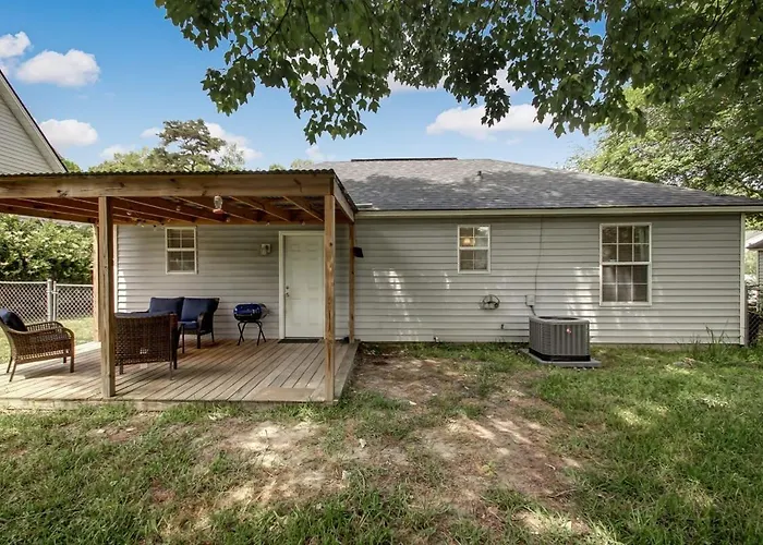 Covered Patio, Yard & Grill Near Historic District Savannah