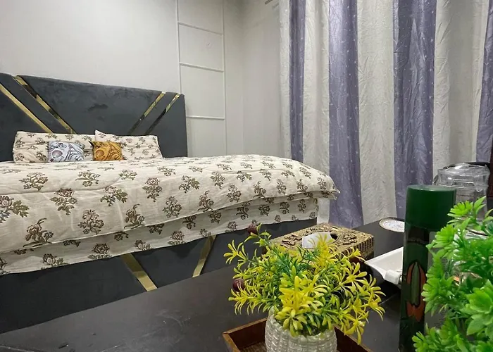 Cozy And Peaceful 2 Bedroom Luxury Apartment Multan
