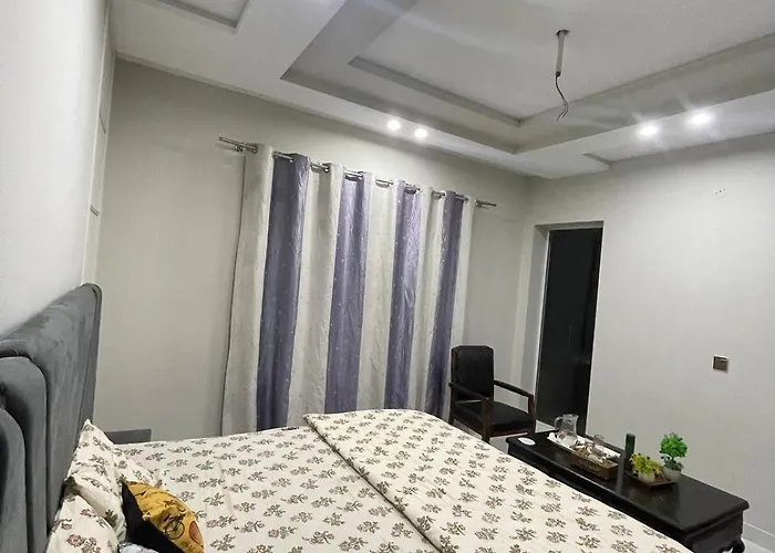 Cozy And Peaceful 2 Bedroom Luxury Apartment Multan